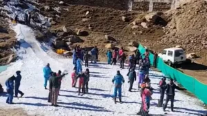 Internet Bursts Into Laughter Over ‘Fake Snow’ Activities for Tourists in Manali